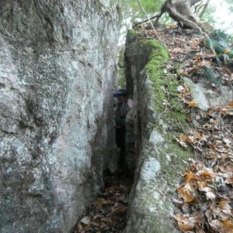 へそすり岩を抜け出てくるOさん。