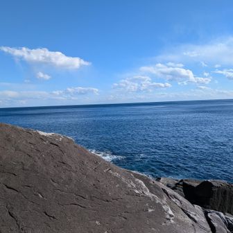 海の地平線眺めると地球は丸いんだなぁーと感じられます。