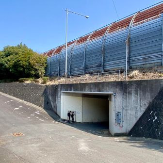 鶴巻温泉の街へ下山