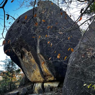 “落ちそうで落ちない”八丈岩