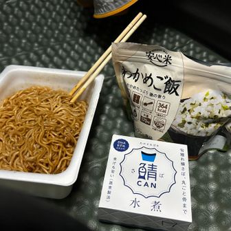 晩御飯はペヤング、アルファ米、道の駅で買ったサバ缶😋
21時就寝💤
この後、避難小屋に1人、テン場にもう1人増えてちょっと騒がしい夜でした　笑
今回低山なのでシェラフ持っていかなかったのですが深夜は体感で20℃位、インナーシェラフ必要でした😅
長袖パーカー、長ズボンでギリギリ寝れた感じです☝️