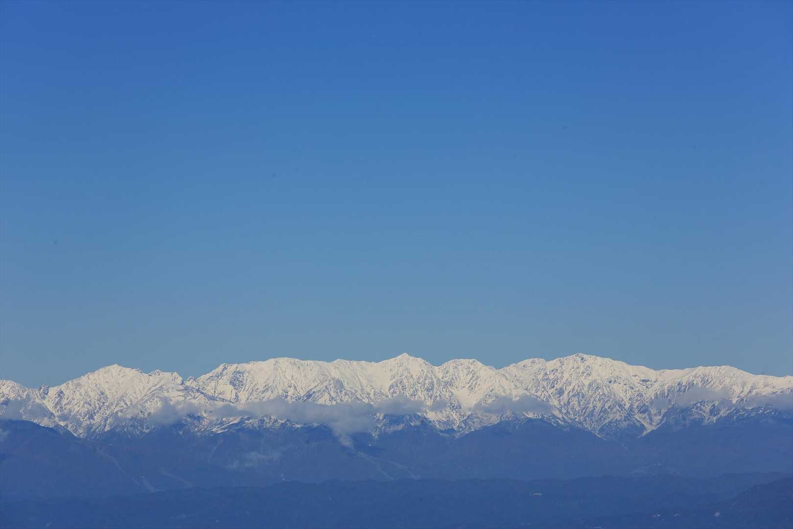 中央に白馬岳、左に唐松岳
手前に山がなく、雪が一番たくさん見えたのでこれを表紙に⛄️