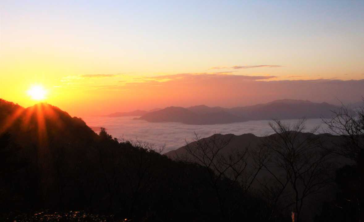 玉置山山頂からの御来光です。