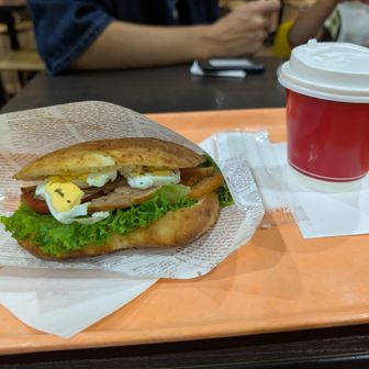 朝御飯食べ過ぎたので、軽く🥪と☕