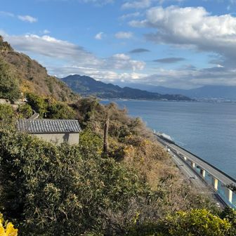 薩埵峠から
富士山は雲間からわずかに