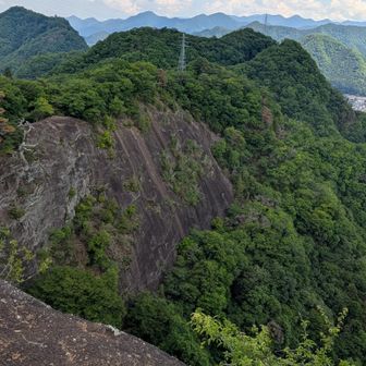 今日歩いてきた山を見る。
左から岩殿山と天神山が見えます。
岩のゴツゴツ感もいいですね～😁