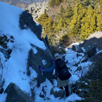 今日はポカポカで暖かい山頂でした。
ゆっくりしてから、いざ‼️北峰へ。
雪があるので、黒金山までは行かないことに。
ここで軽アイゼンに履き替えて❗️レッツゴー🥾