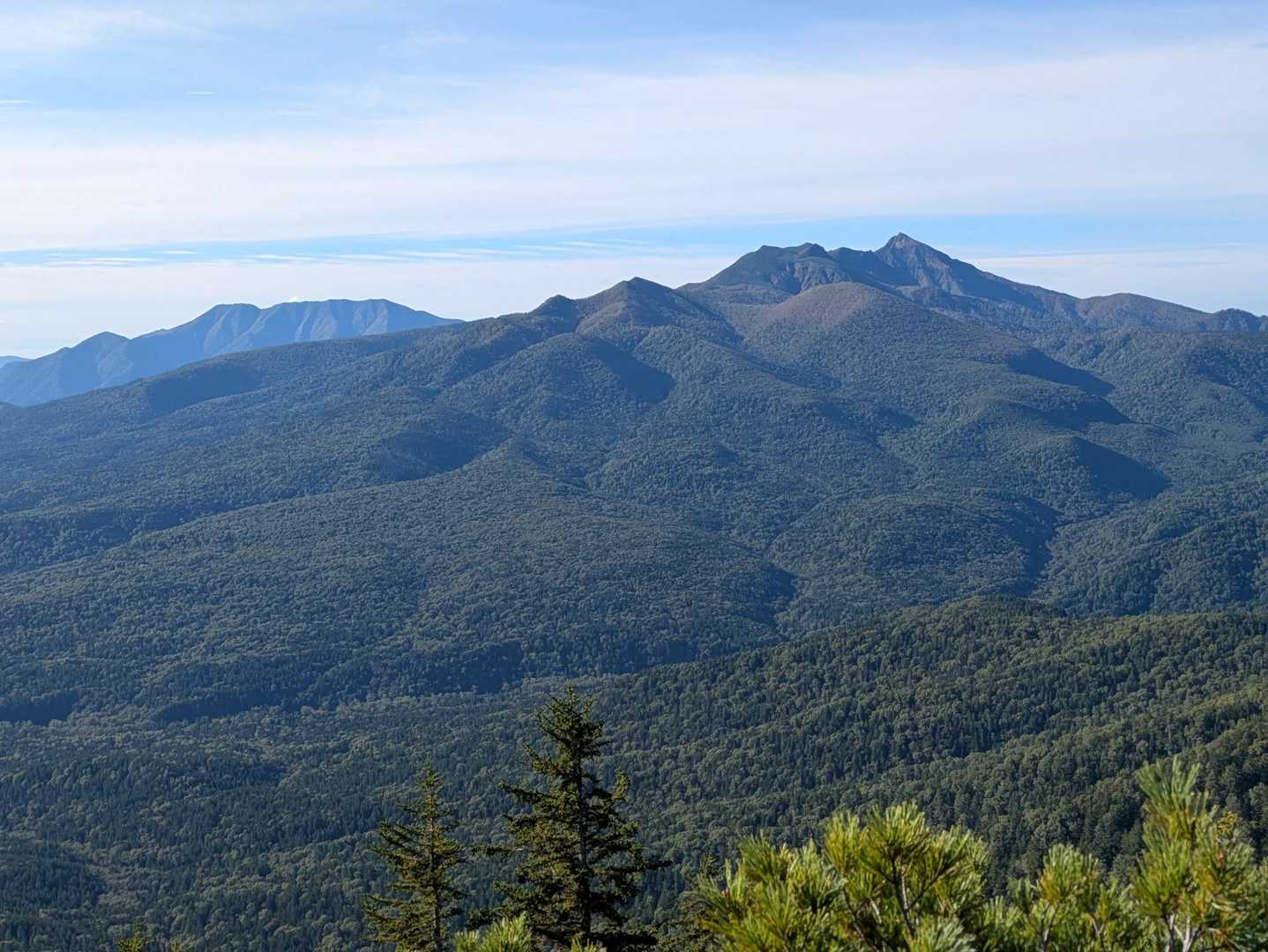 右はニペソツ山❣️　左はウペペサンケ山❣️