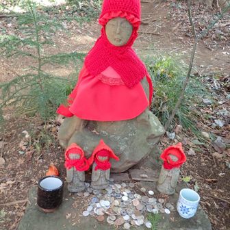 新しい衣装を身につけたお地蔵さんが沢山祀られていました