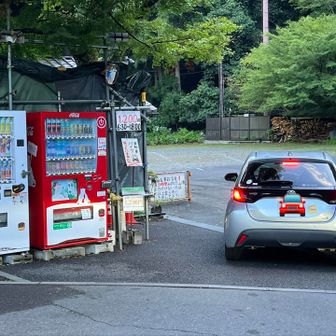 登山口の駐車場。8時前に7、8割の混み具合。