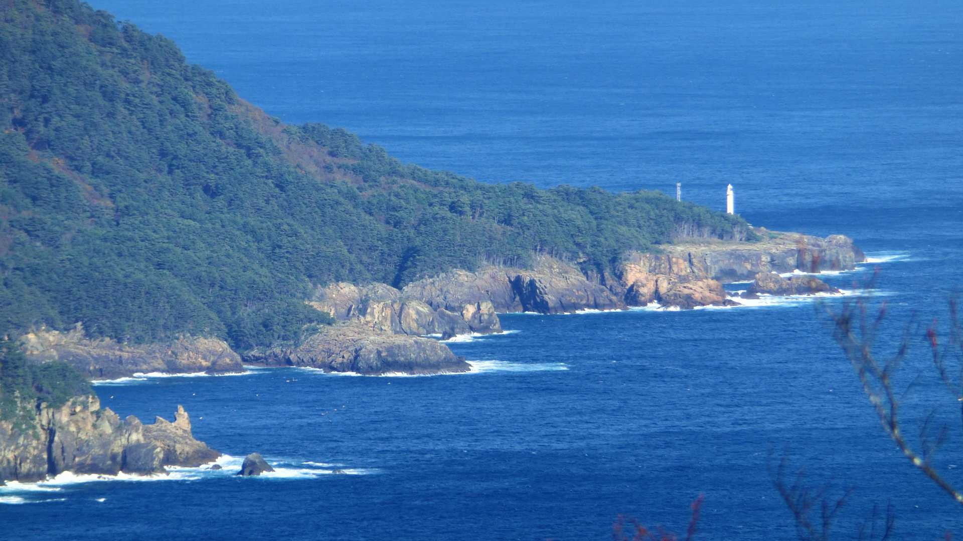 ズームで北側の重茂半島のトドケ崎灯台です