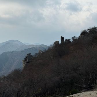 さっき写真を撮ってた場所の先には奇岩あり
