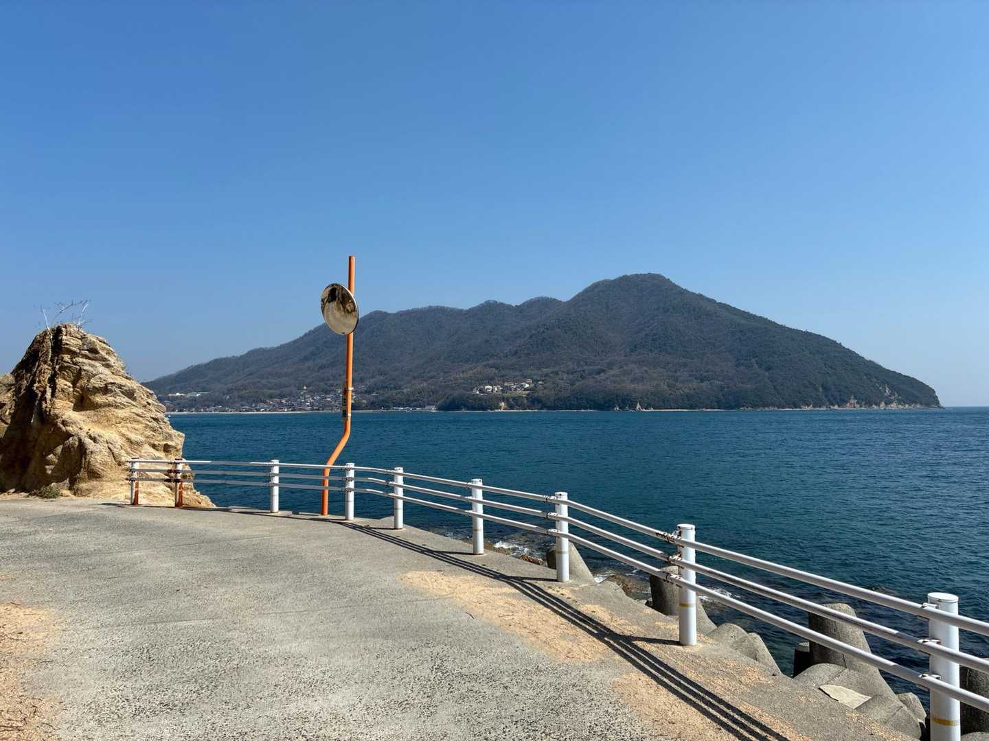 隣の島の山^ ^