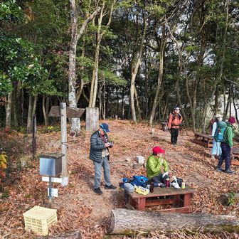 野戸呂山で
草刈りで５名が来られました。