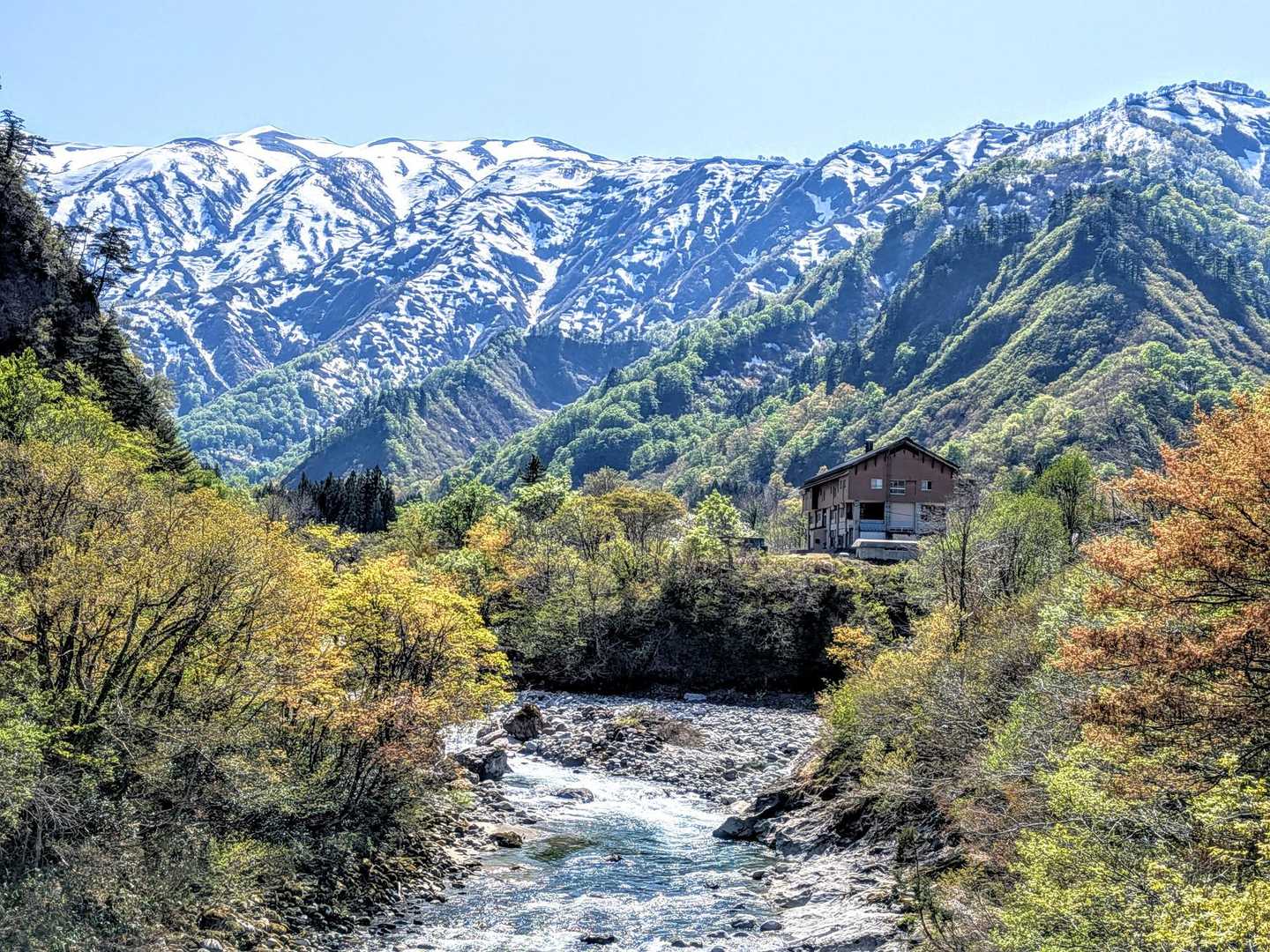 大渕橋から望む梅花皮荘(かいらぎそう)と🏔️飯豊連峰✨️　
