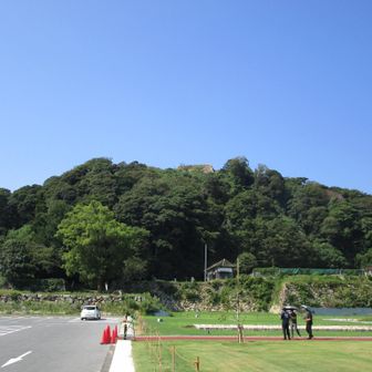 山の上に天守台が見えます。