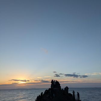 朝日が昇り始めました。
実はここから折角押さえたこの場所を一旦離れました。モチロン考えあってのこと。