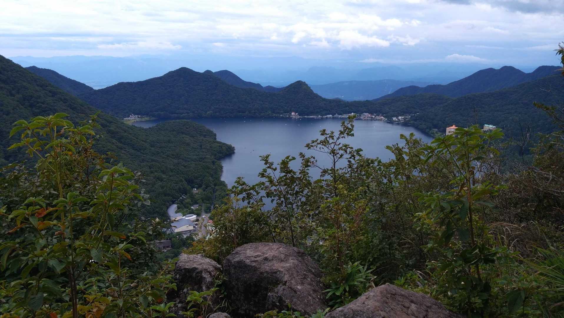 絶景ポイントへ。笹を刈ってくれていて助かりました。