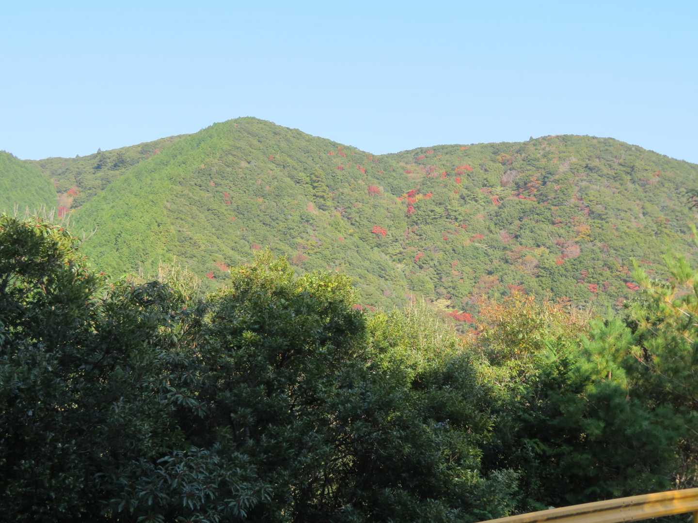 ところどころ赤い点が見える山肌