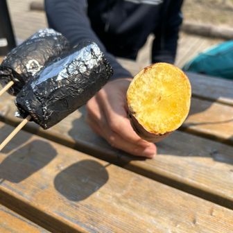 焼き芋は今日も大盛況🍠

ミカンを焼くのか凍らすのか論争勃発🤭
初めてミカンを焼く派が1人増えて互角の戦いに！
「凍らせたらかわいそう！」って発言に爆笑させていただきました🤣