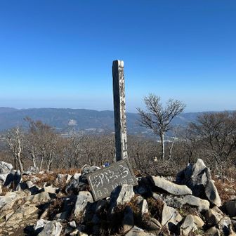 ようやく到着
思ったほど風にも吹かれず、
1枚はおって、
お昼ごはん🍙🍜☕️
🚻がないので、水分控え目
