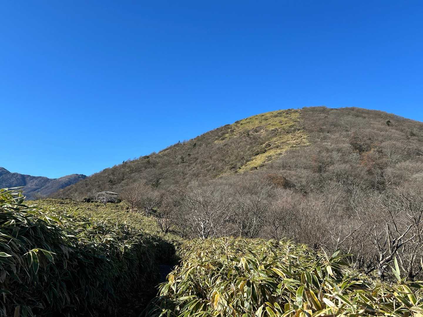 山頂手前の東屋で少し休憩