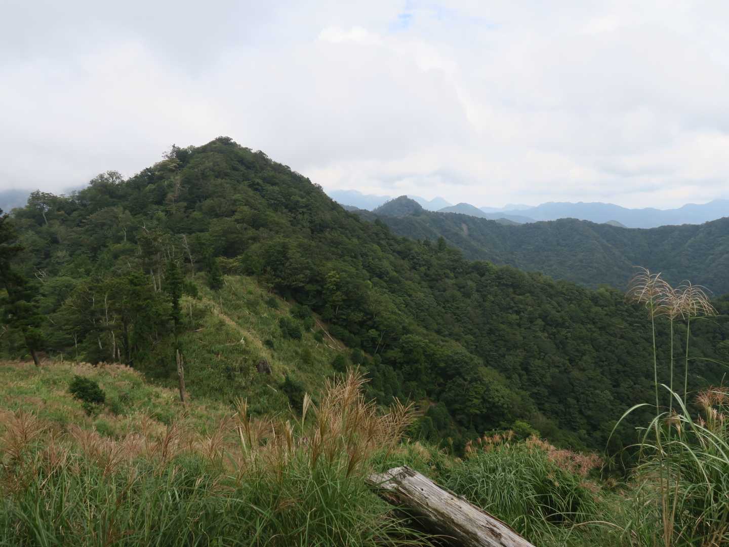 山頂で昼食を済ませたら下山開始。往路を慎重に戻った。

山頂から歩いてきた岳滅鬼峠方向。　岳滅鬼嶽（偽山頂）が13ｍ高い。