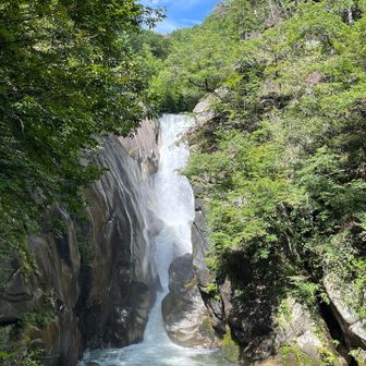 綺麗な滝😍人が集中してました。