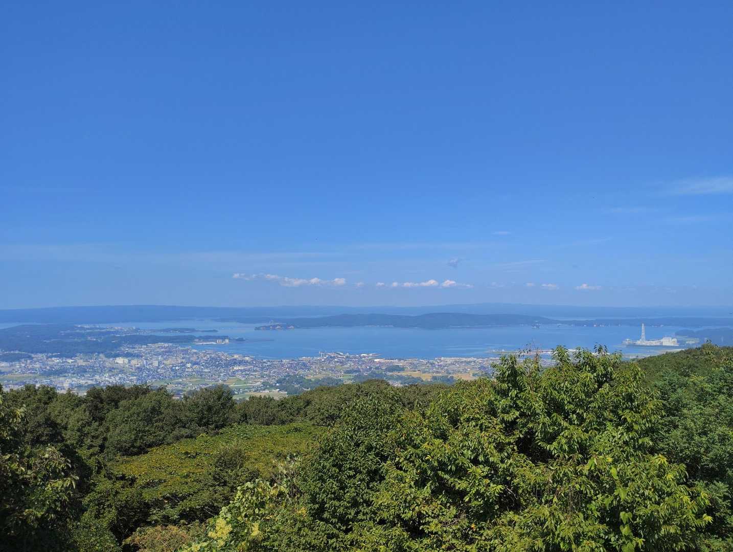 松尾山（城山）展望台から見た七尾市内と能登島
本丸から見た画とほぼ同じ