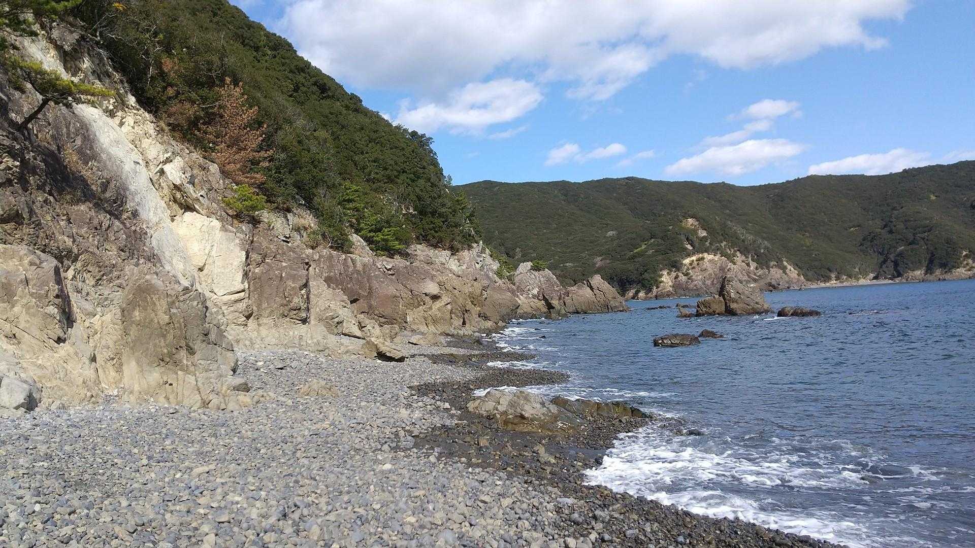 次の浜までは崖が続いて海沿いは歩けないので、標高60mくらいまで登って行きます。