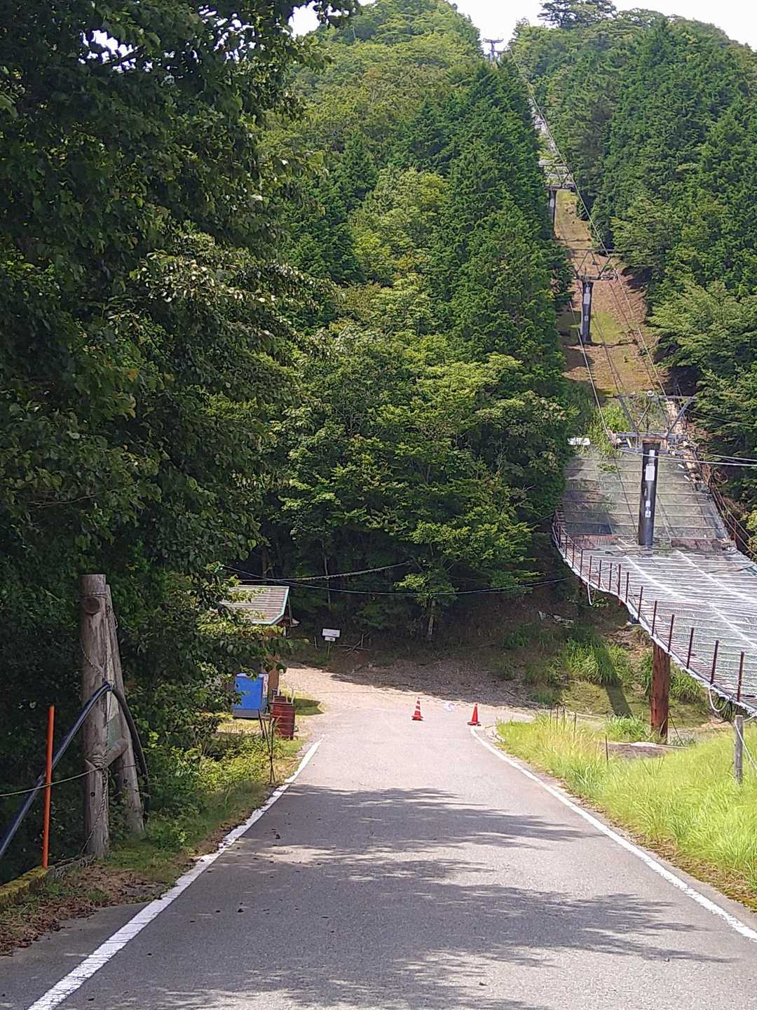 パークセンターからゴボウ畠登山口に繋がる道路はチェーン施錠により車両通行禁止です🚧