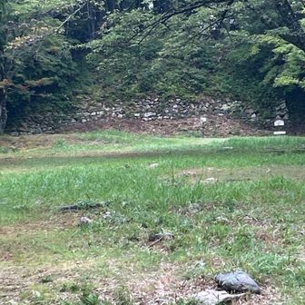 広間の奥の石垣も立派です