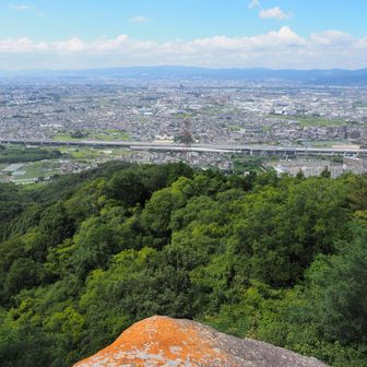 崖から落ちそーで怖いにゃ
（≡ー・ー≡；