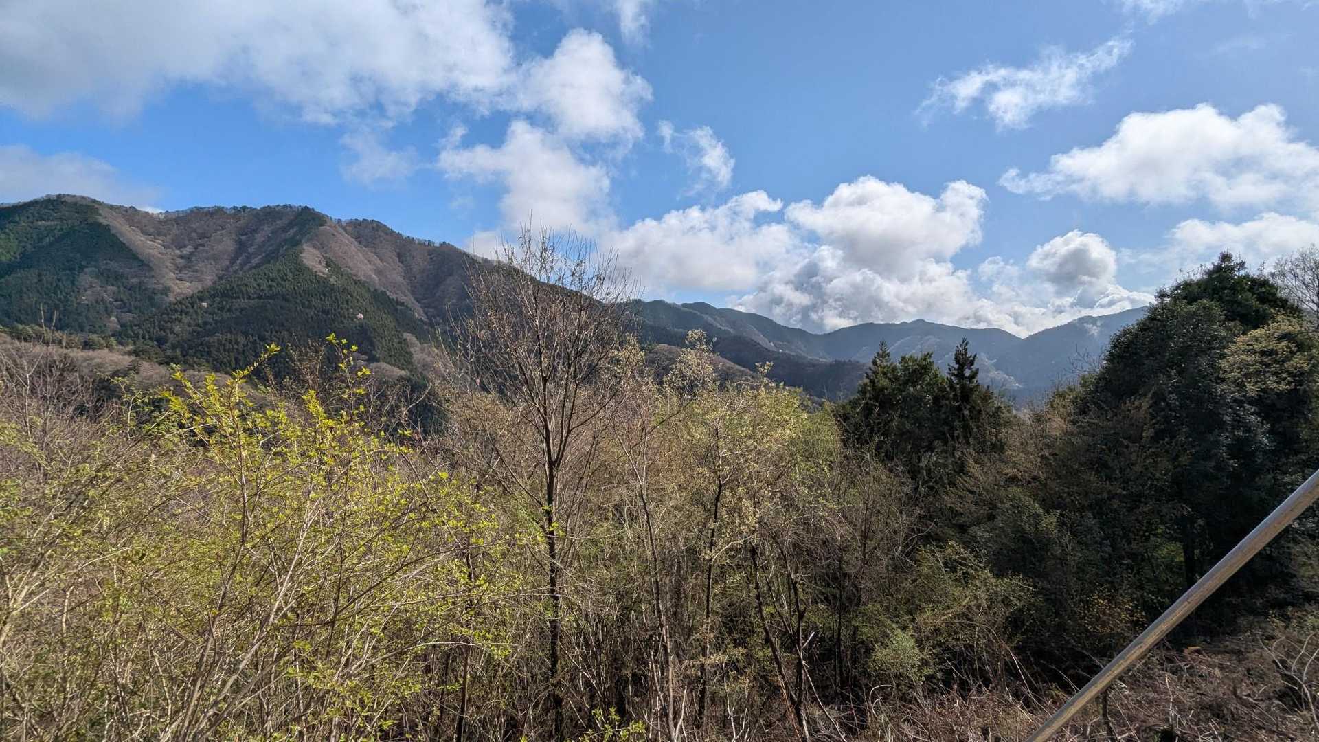 芽吹きのカーテンを開けると、生藤山から陣馬山への稜線👀👍　心が躍る😍