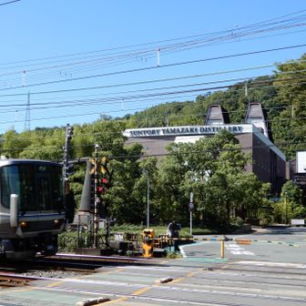 下山は蒸留所の奥に出てきました。そのまま敷地内を通り抜けて駅へと戻ります。