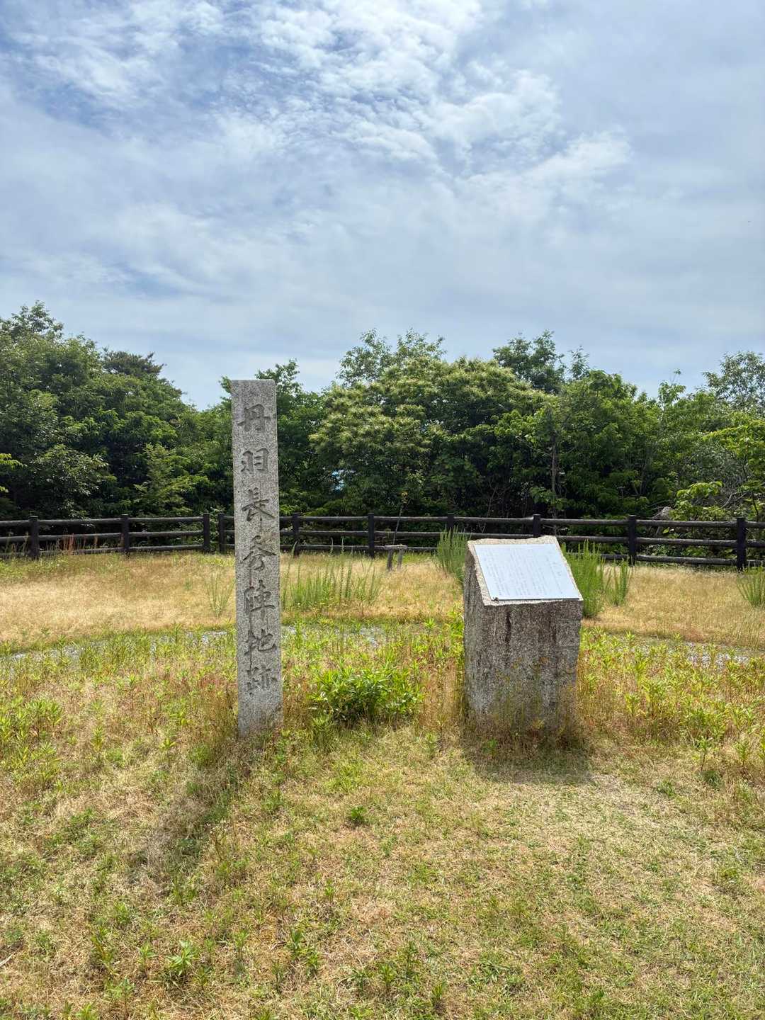 信長とその家臣の陣地跡がいくつか残されている。これは家臣の陣地跡。