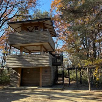 山頂のトイレ兼展望台