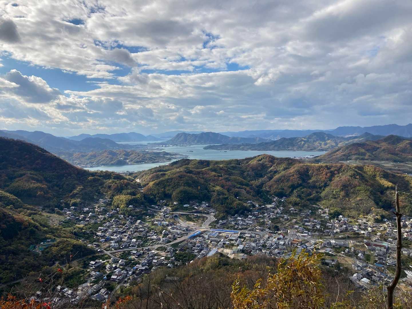 下山して行く街