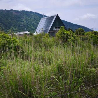 この小屋は営業してない様子でした🏚️調べたら烏尾山荘といい閉鎖されたようです