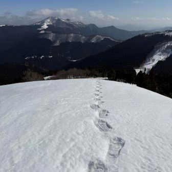 ２日前にmeriendaさんの軌跡の一部かな😃

軌跡は下り、そして上り、ずっ〜と三室山へ足跡🐾が点線のように続いていた！

グルッと雪山周回は脅威の22.8Km👏