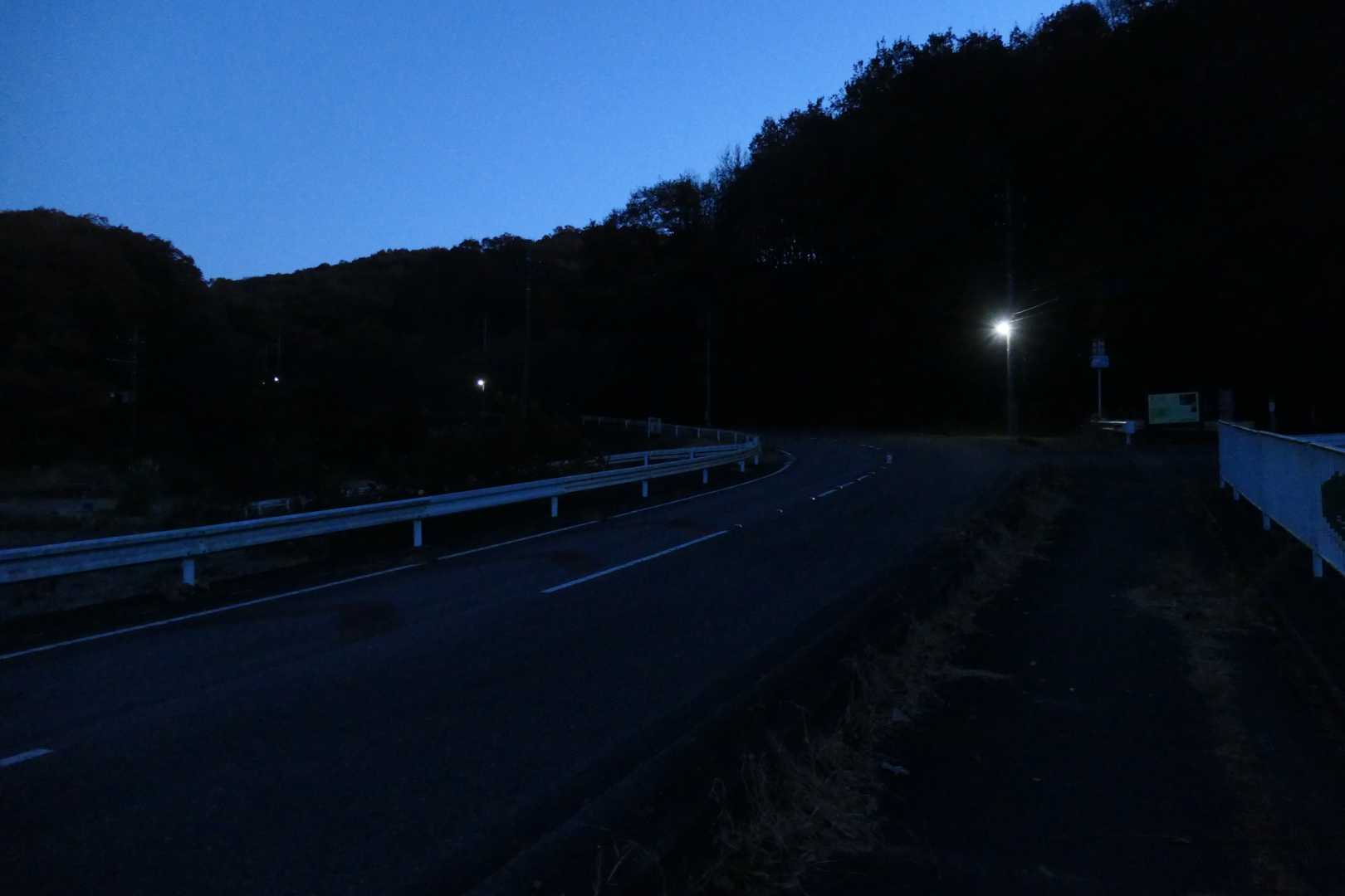 まだ薄暗い舗装路を大平山登山口に向かいます。