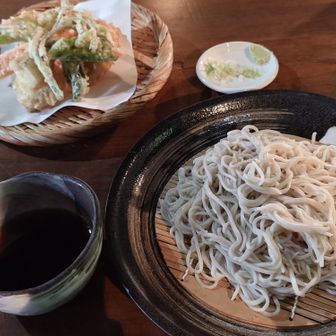 私はもりそばと野菜天ぷらを注文
おいしいお蕎麦と野菜天ぷらでした！
