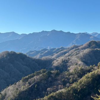 南に『熊倉山』の背後に奥多摩の山
左に『酉谷山』右に『雲取山』