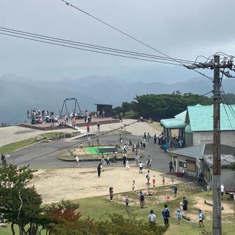 中央乗降場の横の広場には、有名なブランコ。
人が並んでますね〜
断崖絶壁の際にあるそうな。。。
