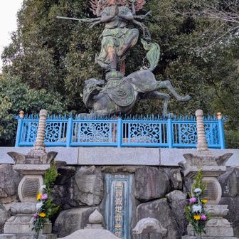 登山口すぐの妙高院にある日本最大の馬頭観音🐴
吉田類の百低山でも紹介されてました
私の大好きだった競走馬ライスシャワーのたてがみも奉納されてます