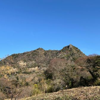 遠目に見た伊予ヶ岳。さっきまで登ってた場所。