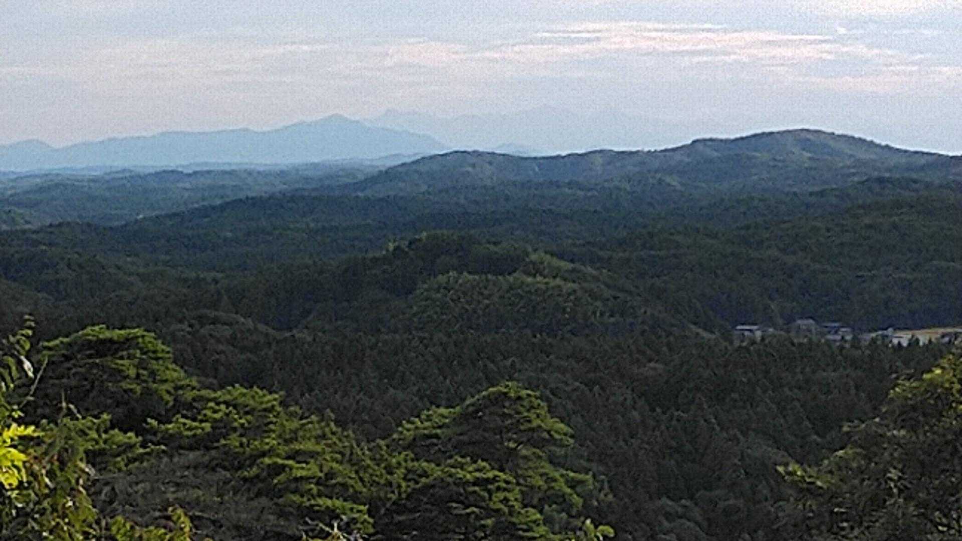 朝日山展望台から米山方向
(米山の右奥に頸城三山)