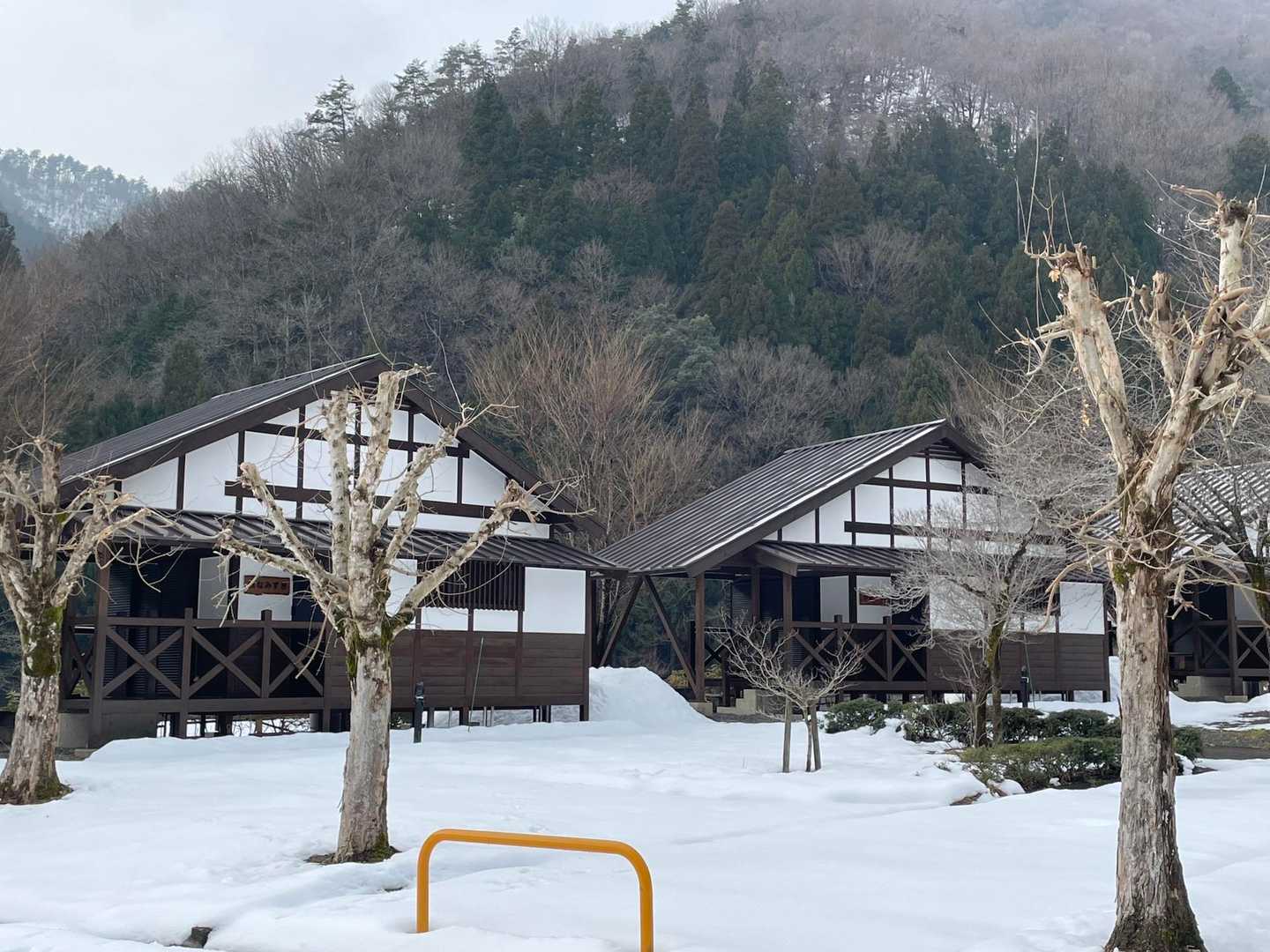 キャンプ場のバンガロー？
金糞岳に登って、ここでキャンプするのも楽しそう。
