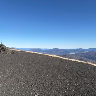三日月湖(山中湖)が丸々、遠くに筑波山が見えます。