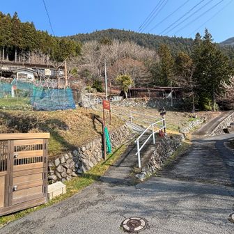 この登山口から登ります。
